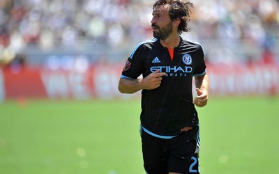 百博体育精华-布赖特与队友狂欢庆祝